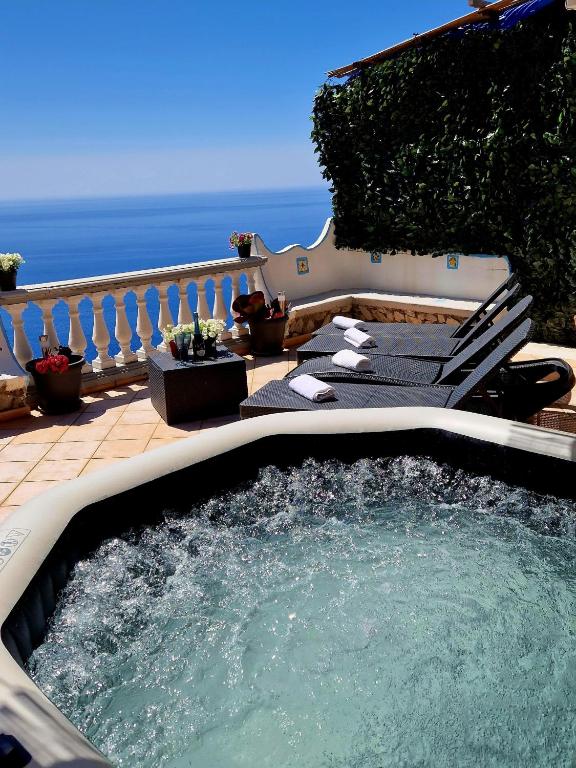 Your nest on the Path, Positano