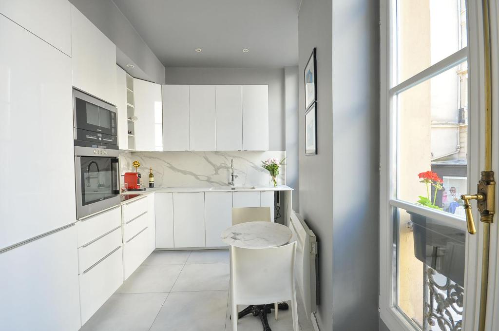 Luxurious 2bdrm 2 ba in the heart of Le Marais - 4