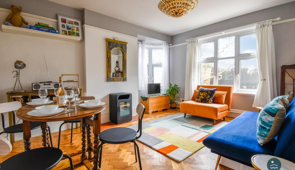 Bowleaze Hideaway - beachside dog friendly, Weymouth