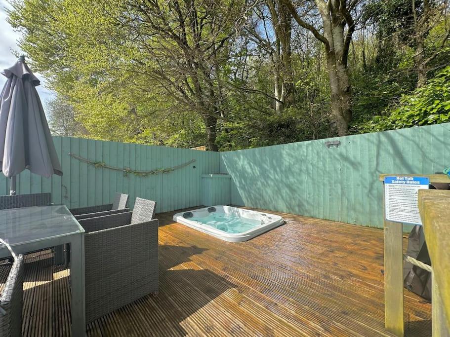 Detached Bungalow with Hot Tub, Torquay photo 5