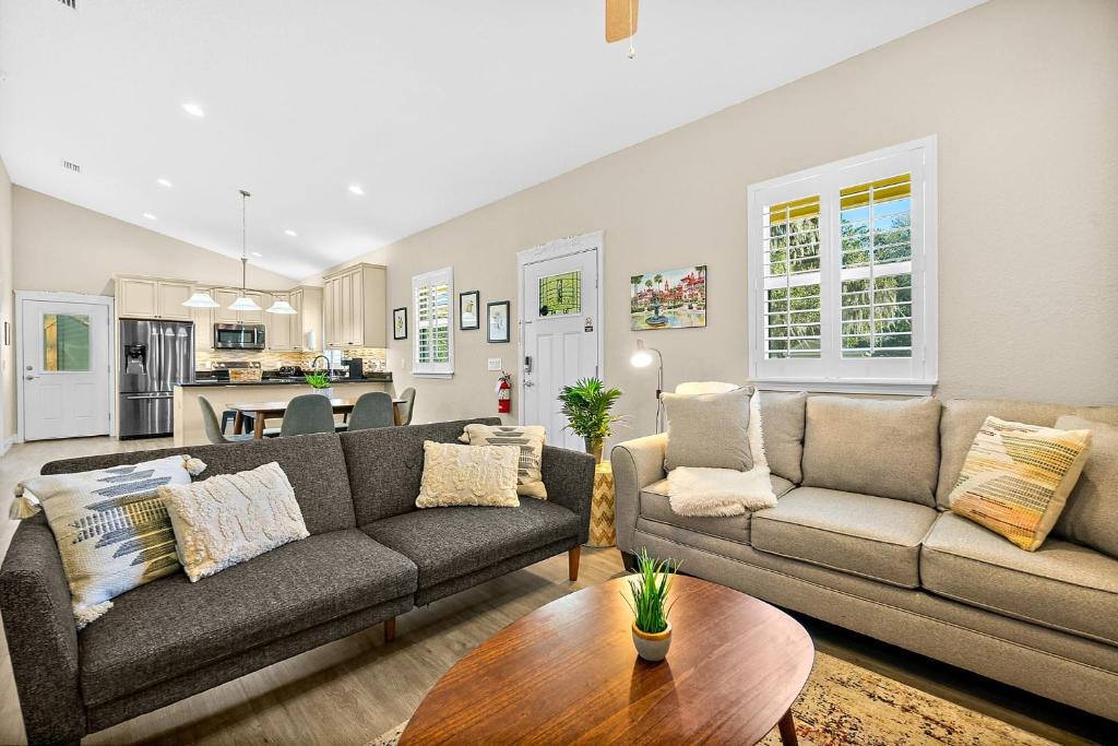 Citrus Hideaway - Steps to City Center, St. Augustine