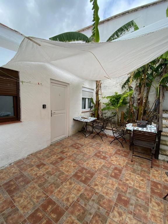 Banana tree, habitación-studio, independiente, con baño propio, en casa de vecinos tipica, patio comun - 2