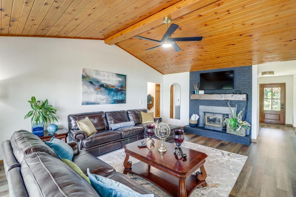 Tranquil Lakefront Greers Ferry Escape with Fire Pit, Fairfield Bay