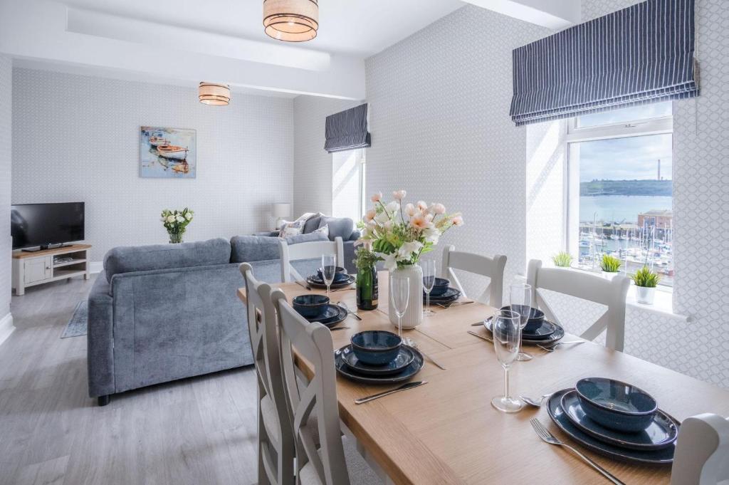 Beach Haven Hideout - 2 Bedroom - Milford Haven, Milford Haven