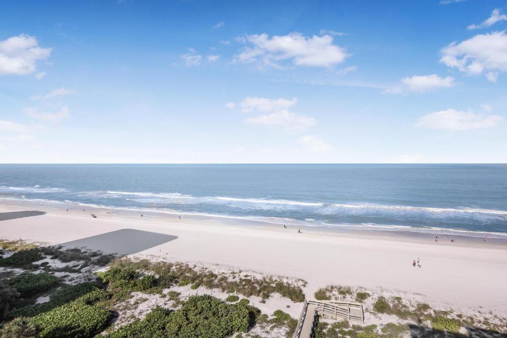 Beachfront condo with views, pools and pickleball, Marco Island