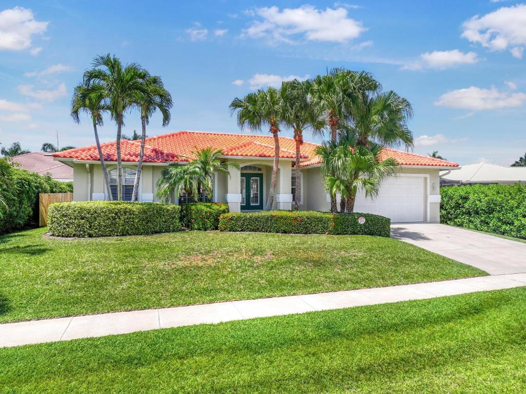 Seaside home with pool and steps to beach/restaurants, Marco Island