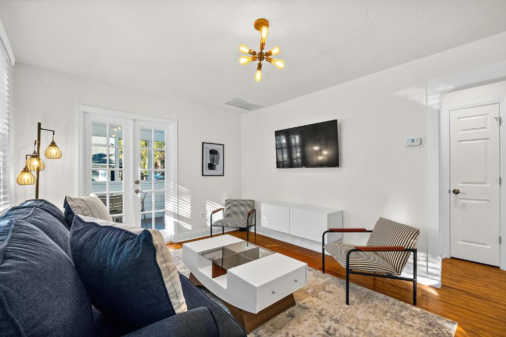 Private Uptown Flat - Walk to Nights of Lights!, St. Augustine