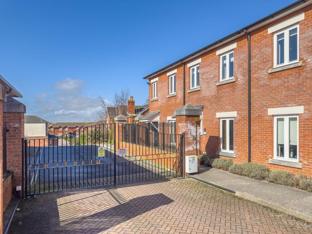 Capstan Cottage - harbour cottage with parking, Weymouth