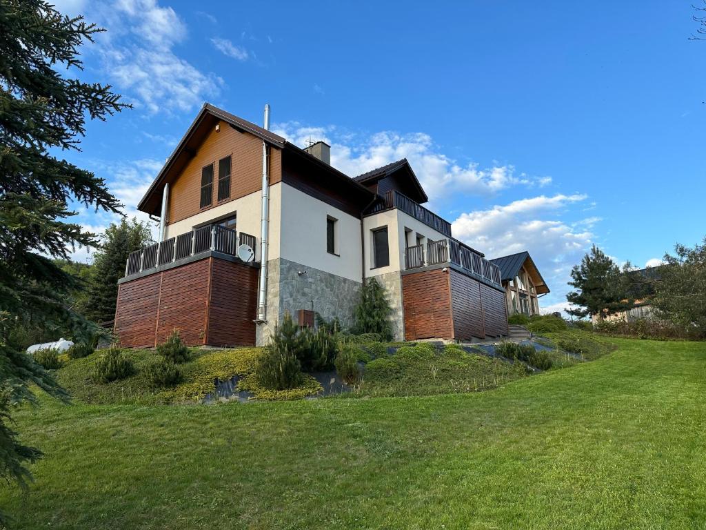 Willa Memphis - na wyłączność, Trzemeśnia