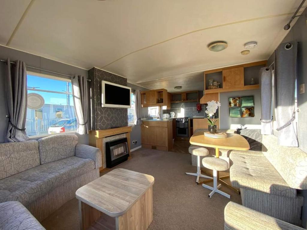 Seaview 203 - Ingoldmells, pet friendly, WiFi, bed linen and close Fantasy Island - Meadow Lakes Caravan & Lodge Hire, Ingoldmells