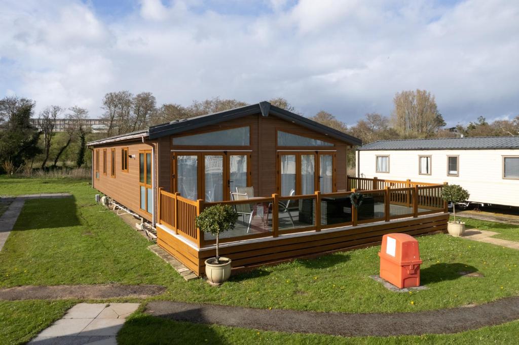 Cormorant - Luxury Lodge Close to the Beach, Tenby