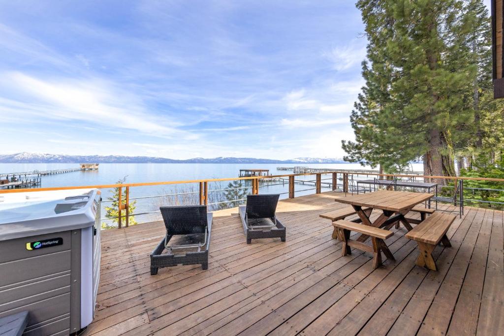 Towering Pines Lakefront - 3 BR w Hot Tub & Buoy, Tahoe City