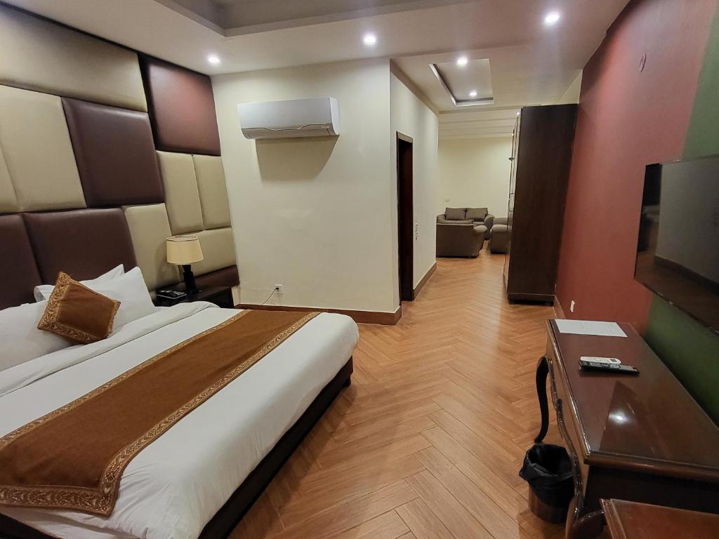 Shared lounge/TV area