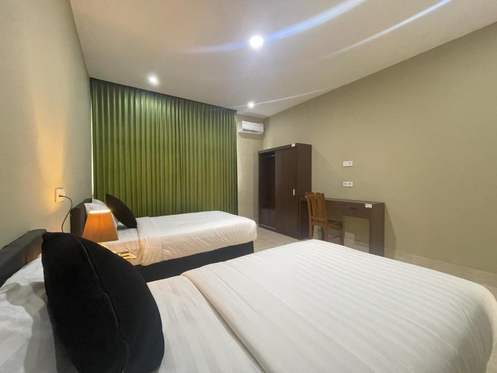 Aislah Edotel Lombok, Sakra