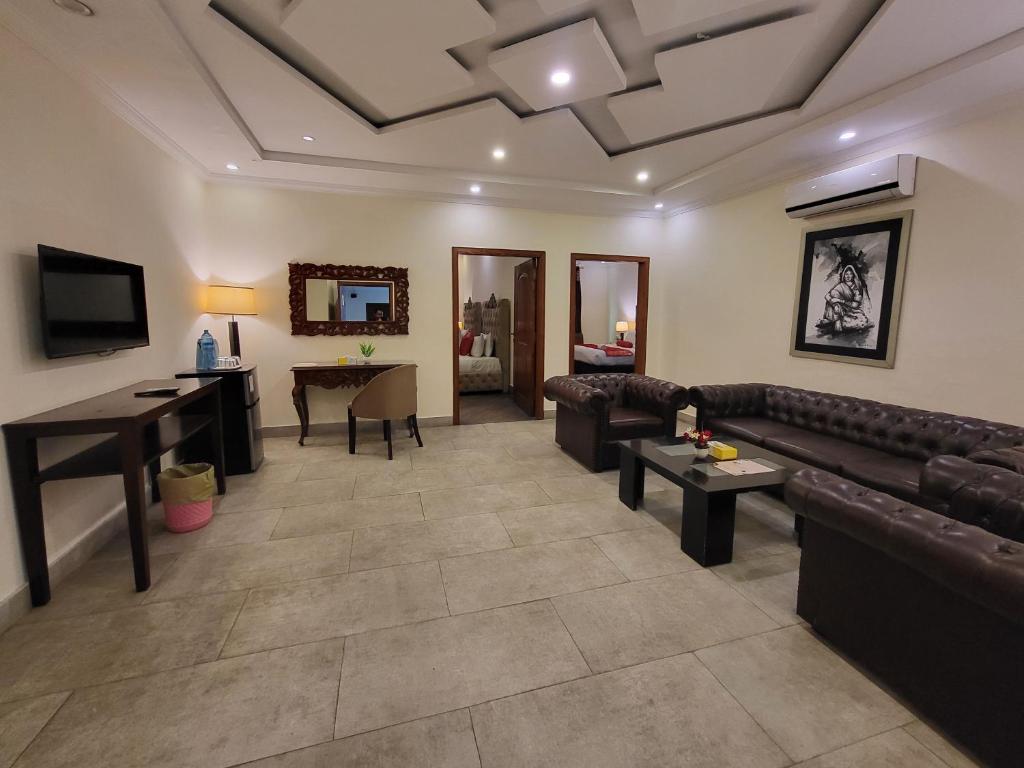 Shared lounge/TV area, GRAND MILLENNIUM HOTEL LAHORE in Lahore