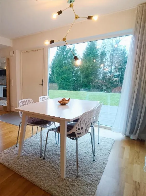 Modern, private & fully equipped for 3 & 2 children, near forest, with kitchen washer, pets friendly，位于Floda的酒店