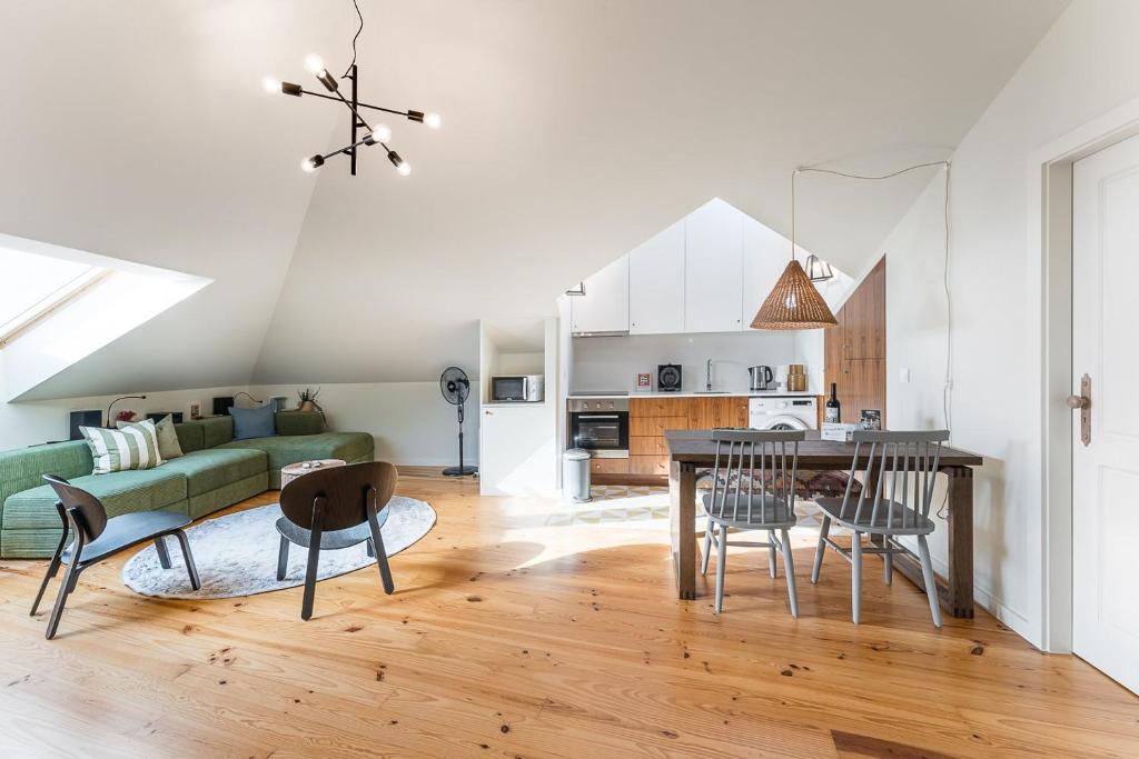 GuestReady - Spacious and modern Apt W/ Skylight, Porto