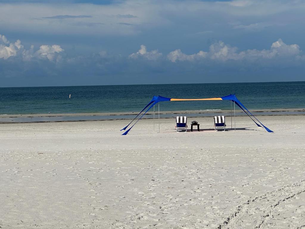 Steps to beach with No Resort Fees and FREE parking 2, St Pete Beach