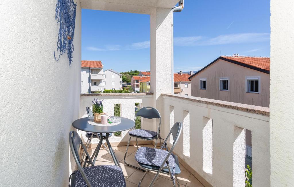 Lovely Apartment In Cizici With Wifi, Čižići