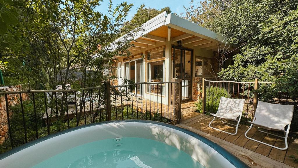 Jasmine House, Amirim