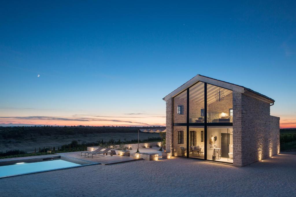 Bas de Bas Villas, Vačane