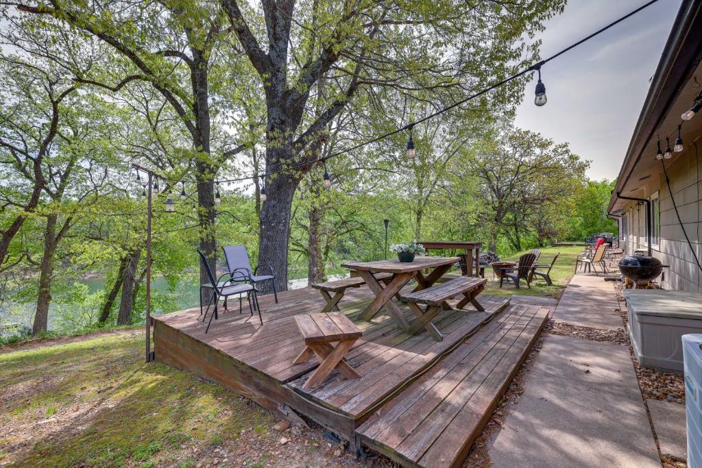 Lakefront Shell Knob Condo with Deck and Grill!, Shell Knob