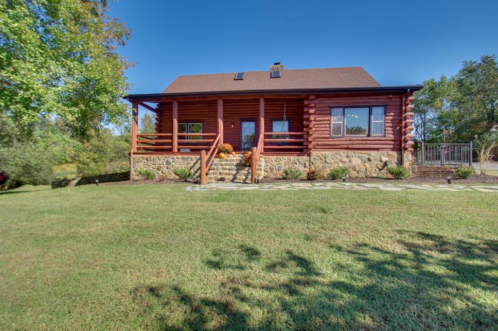 Cozy Log Cabin Getaway with Fire Pit and 3 Acres!, Ruckersville