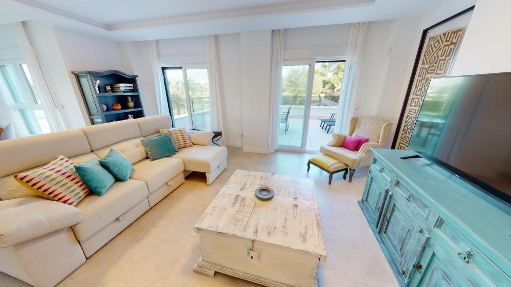 Petunia by ON Travel, Oliva