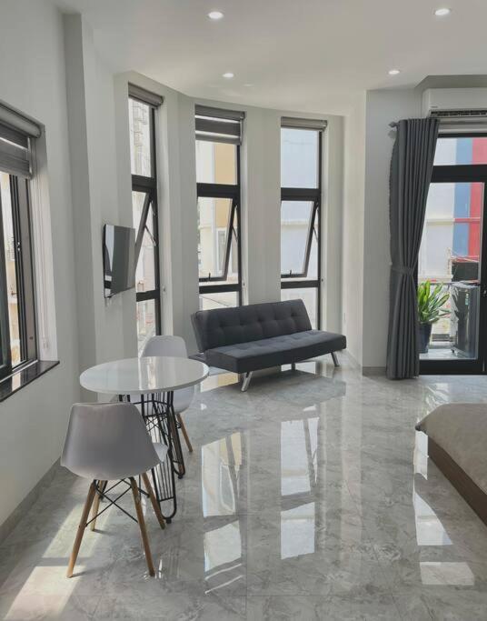 Ami Foreign Center DaNang 2 Cozy Room – Many Windows, Balcony, Two facades