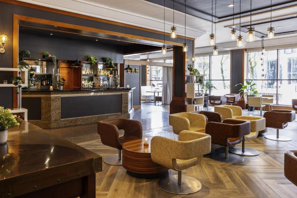 Highly-rated bar
