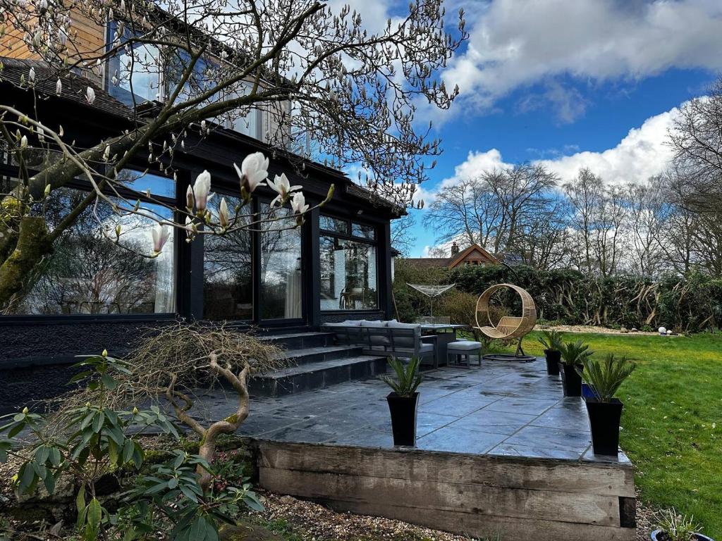 Pass the Keys Acorn Lodge · Luxury Retreat In a Stunning Oasis With Hot Tub, Market Drayton