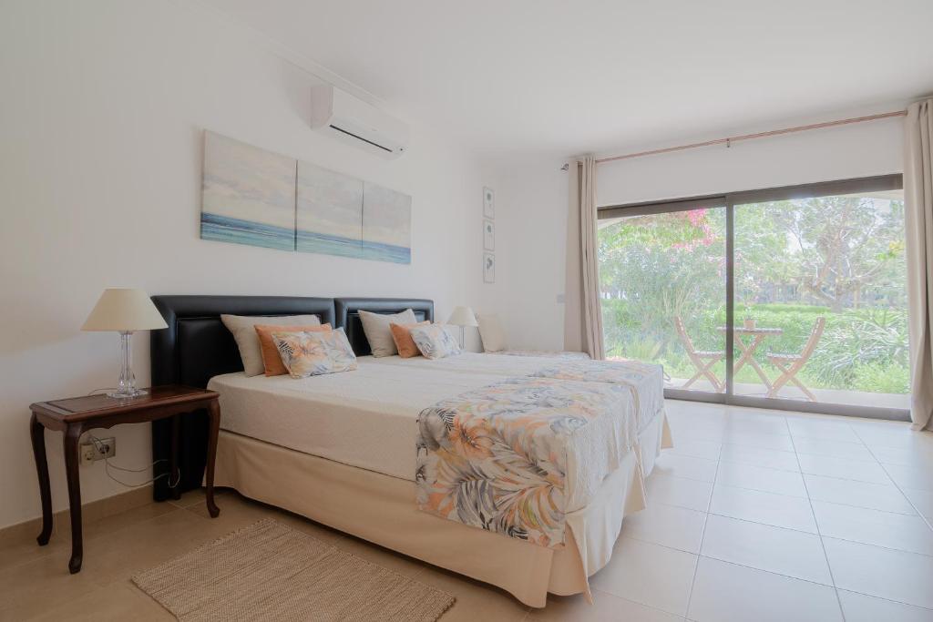 Coastal Retreat with Pool and Beach Access by Drago Rentals, Albufeira