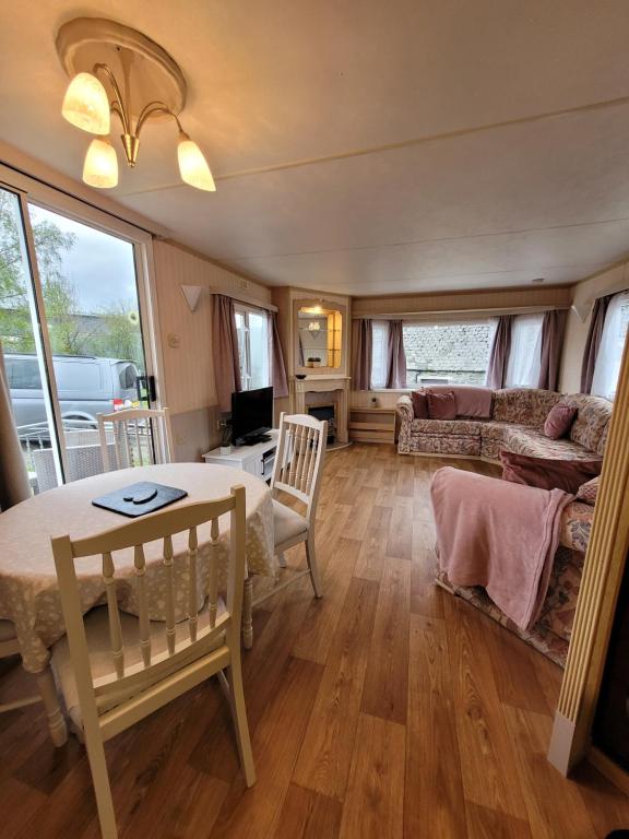 Caravan on a Working Farm, Cenarth photo 3
