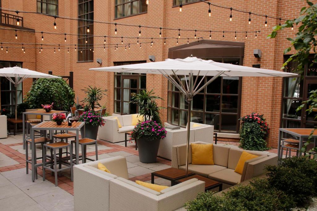 ザ ヨークビル ロイヤル ソネスタ ホテル トロント (The Yorkville Royal Sonesta Hotel Toronto) 外観