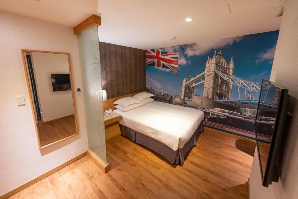 Hotel Room 5