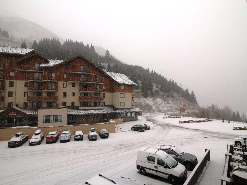 Confortable T3 à 50m des pistes avec piscine et parking gratuits - FR-1-297-338 - 2