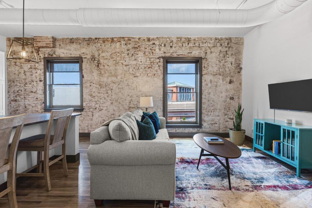 Riverfront Loft - Walk to Arch, Casino, Convention Center, Saint Louis