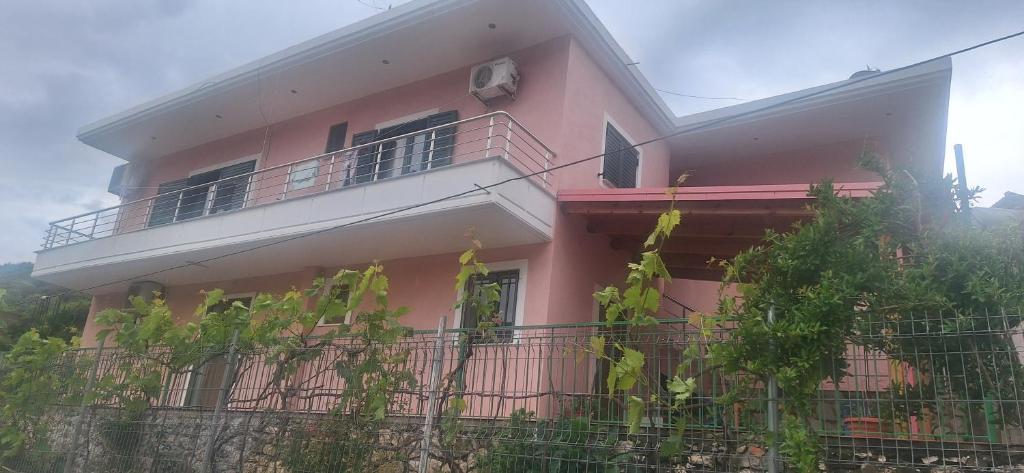 Amalias room, Himarë