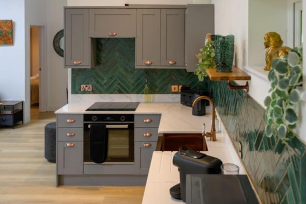 ''The Den'' Lakeview Apartment at Watersedge, Bishampton