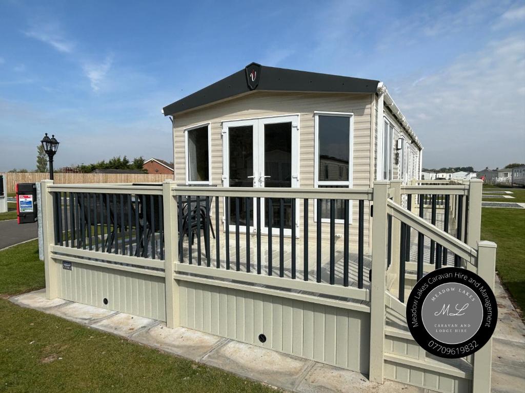 The Retreat 38, pet friendly, WiFi, central heating, bed linen - Meadow Lakes Caravan & Lodge Hire, Chapel Saint Leonards