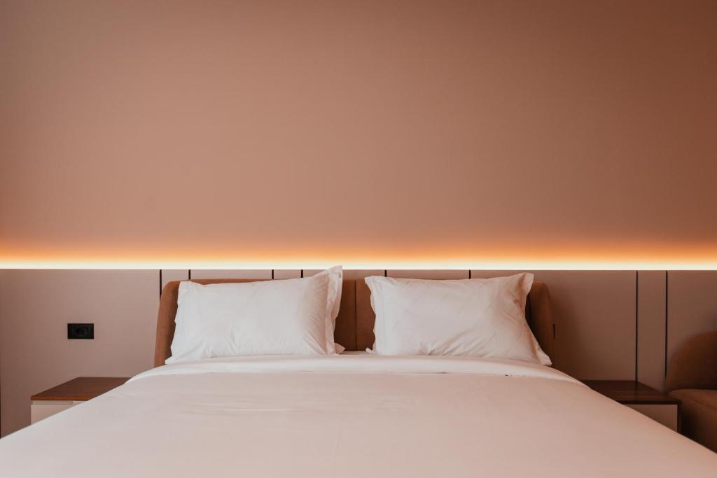 Royal-G Deluxe Hotel — Hotel rooms in Golem, Tirane