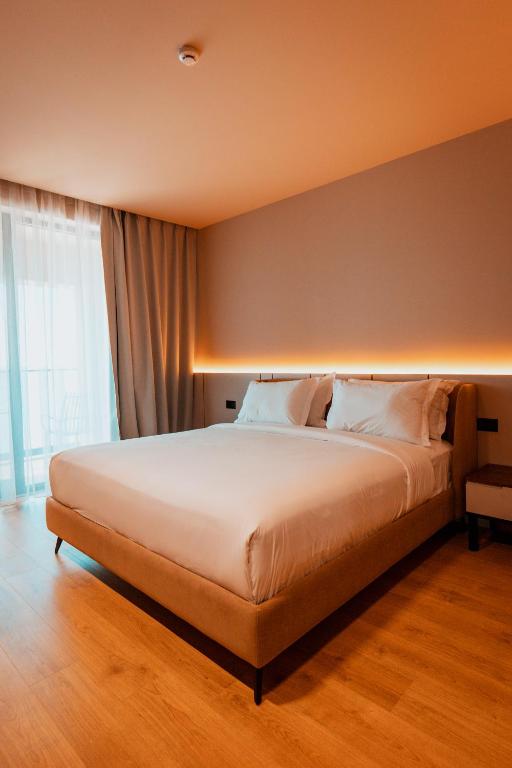 Royal-G Deluxe Hotel — Hotel rooms in Golem, Tirane
