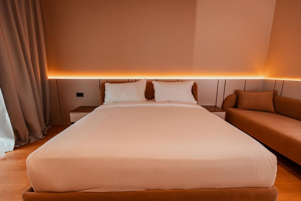 Royal-G Deluxe Hotel — Hotel rooms in Golem, Tirane