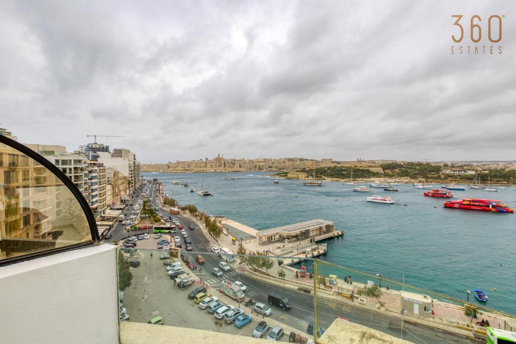 Beautiful, 3BR seafront home in Sliema Ferries by 360 Estates, Sliema