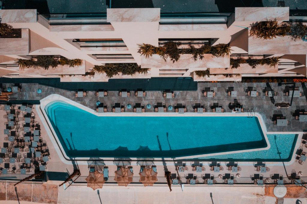 Royal-G Deluxe Hotel — Swimming pool in Golem, Tirane