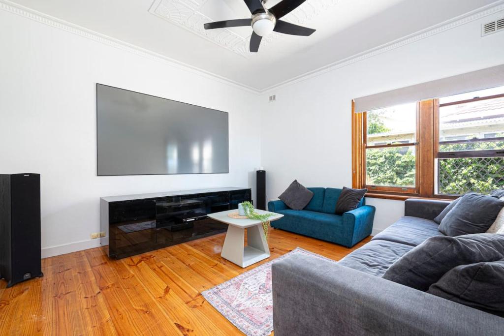 Serenity by the Sea - 4BR Home with beach views, Largs