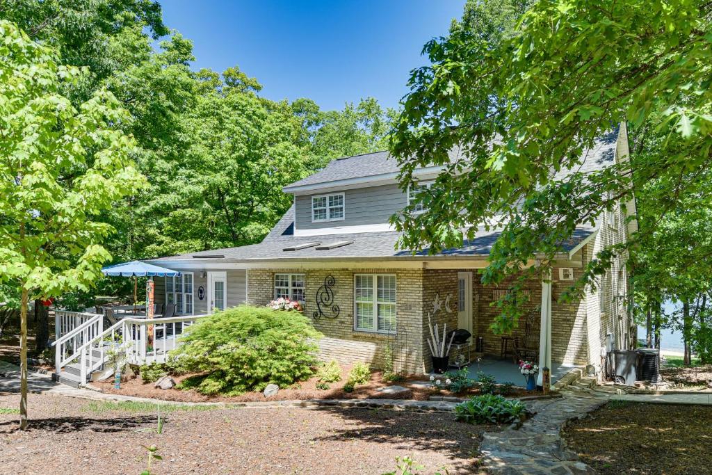 Spacious Home with Deck on Shores of Lake Wylie, York