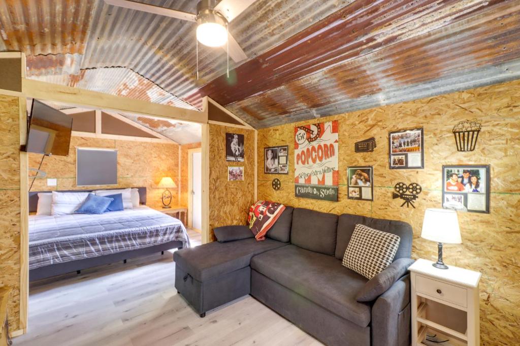 Higden Studio with Private Deck Less Than 1 Mi to Lake!, Fairfield Bay