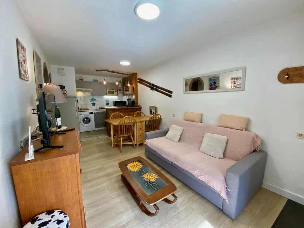 Charmant Logement de plein pied avec piscine 2*，位于卢登维耶尔的酒店