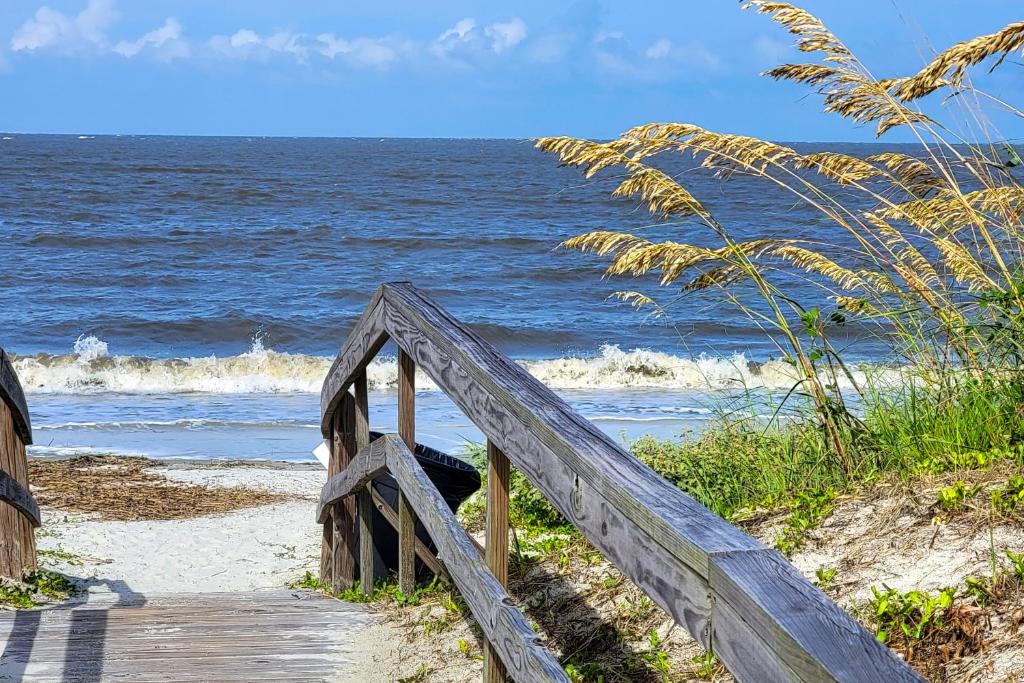 Harbor Island Condo with Pool Access Walk to Beach!, Oceanmarsh Subdivision